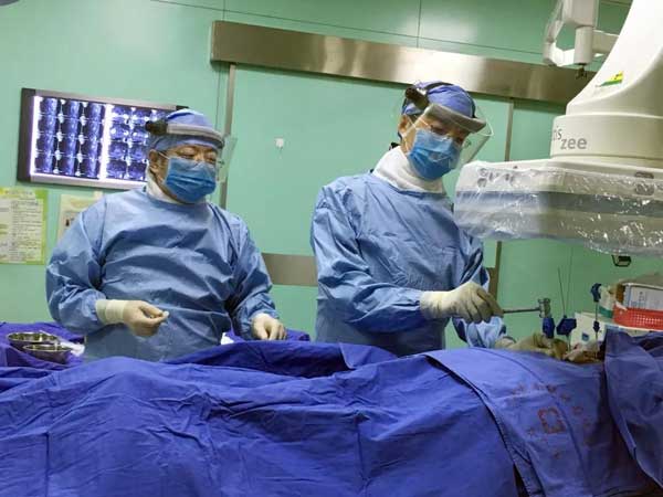 我院肿瘤微创介入治疗中心完成了首例椎体骨水泥成形术