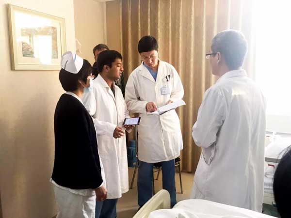 印度医生来我院参观学习